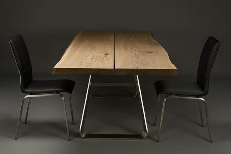 Massivholztisch mit Ästen
