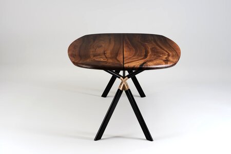 einzigartige Tischform aus Nussbaumholz